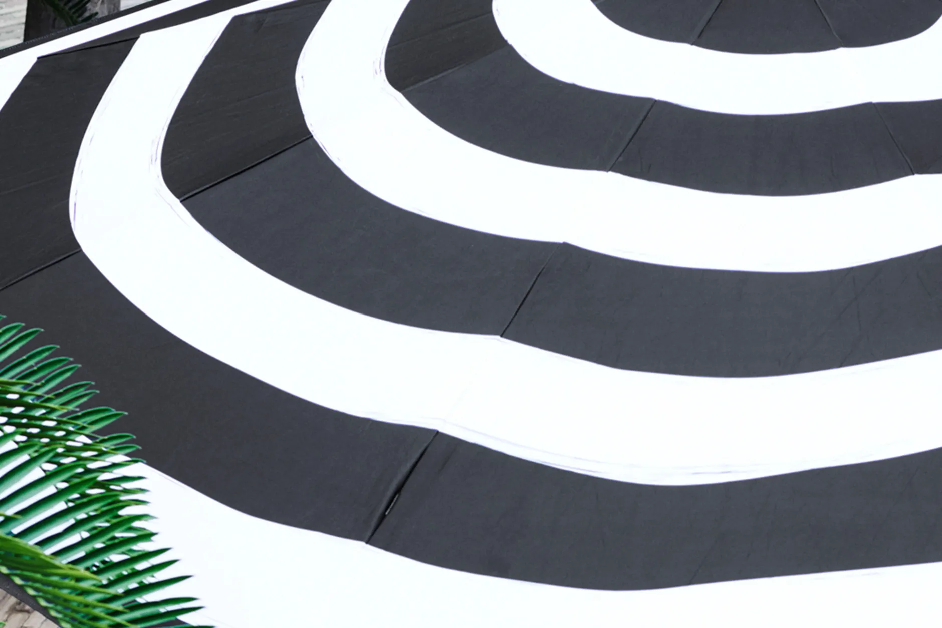 Stripesol + Base Black Sonnenschirm mit Fuß, 350x350x280 cm